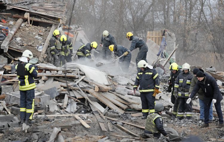 Rescatistas ucranianos en la escena de un edificio residencial destruido tras un ataque con misiles rusos en las afueras de Kiev el 29 de diciembre de 2022. EFE/EPA/SERGEY DOLZHENKO