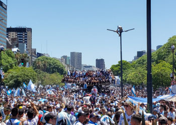 El autobús de la selección argentina avanza a paso lento hacia Buenos Aires