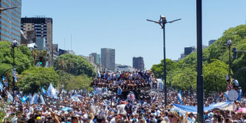 El autobús de la selección argentina avanza a paso lento hacia Buenos Aires