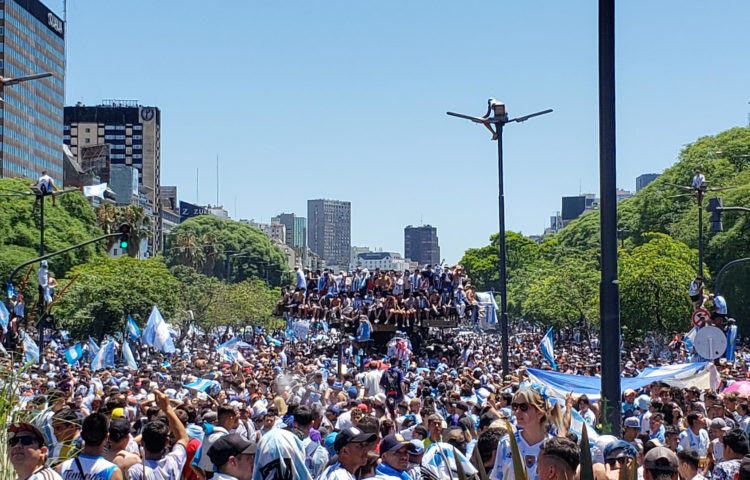 Hinchas de Argentina se reúnen para celebrar hoy, la victoria de la selección argentina en el Mundial de Qatar 202, en Buenos Aires (Argentina). EFE/ Raúl Martínez