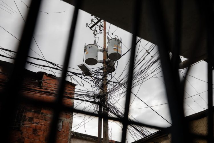 Fotografía de archivo de una torre de electricidad durante un corte de energía en Caracas (Venezuela). EFE/Rayner Peña R.