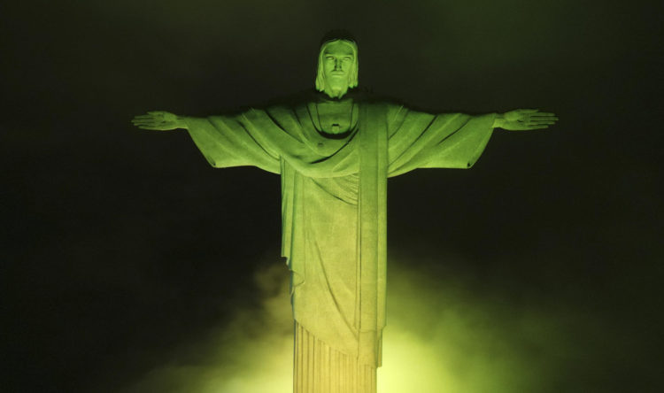Fotografía aérea del Cristo Redentor iluminado con los colores de la bandera nacional en tributo a Pelé hoy, en Río de Janeiro (Brasil). EFE/Antonio Lacerda