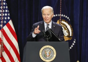 Biden indulta a una mujer que mató a su marido en defensa propia