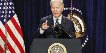 Biden indulta a una mujer que mató a su marido en defensa propia