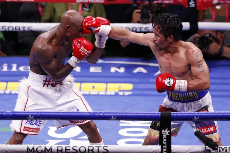El boxeador filipino Manny Pacquiao (D) en un combate contra el cubano Yordenis Ugas en Las Vegas, Nevada, Estados Unidos. EFE/EPA/ETIENNE LAURENT