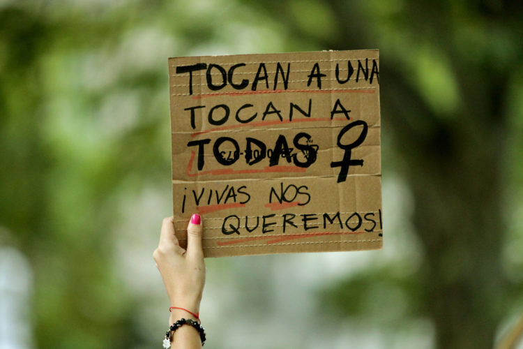 Vista de un cartel durante una manifestación de cientos de mujeres, en una fotografía de archivo. EFE/Raúl Martínez