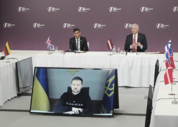 Zelenski reclama sistemas antiaéreos y artillería en la cumbre de la JEF