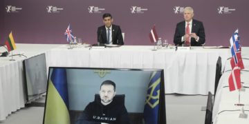 Zelenski reclama sistemas antiaéreos y artillería en la cumbre de la JEF