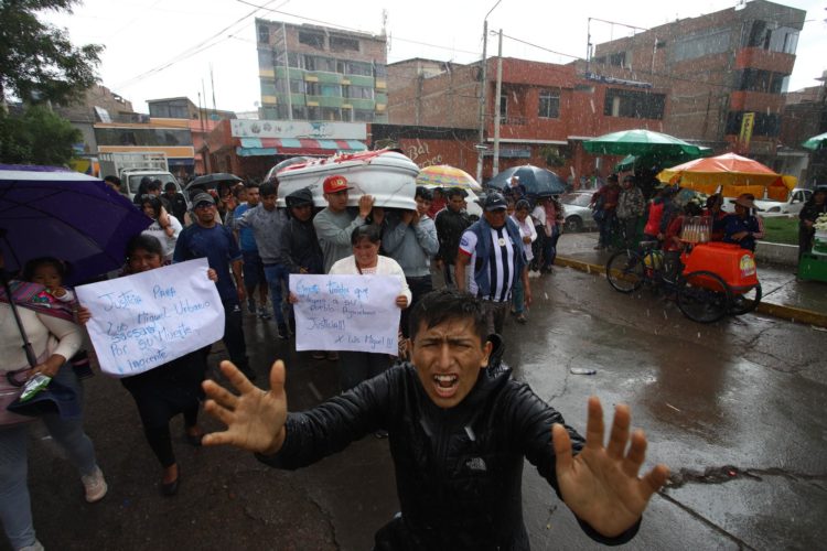 Familiares y amigos de los manifestantes asesinados cargan, el 17 de diciembre de 2022, sus féretros en Ayacucho (Perú). EFE/Miguel Gutiérrez