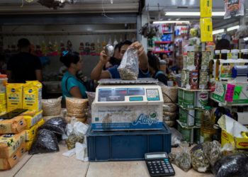Venezolanos aceleran las compras navideñas para «ganarle» a la devaluación