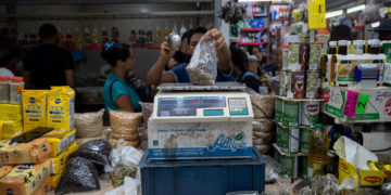 Venezolanos aceleran las compras navideñas para «ganarle» a la devaluación