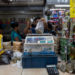 Venezolanos aceleran las compras navideñas para «ganarle» a la devaluación