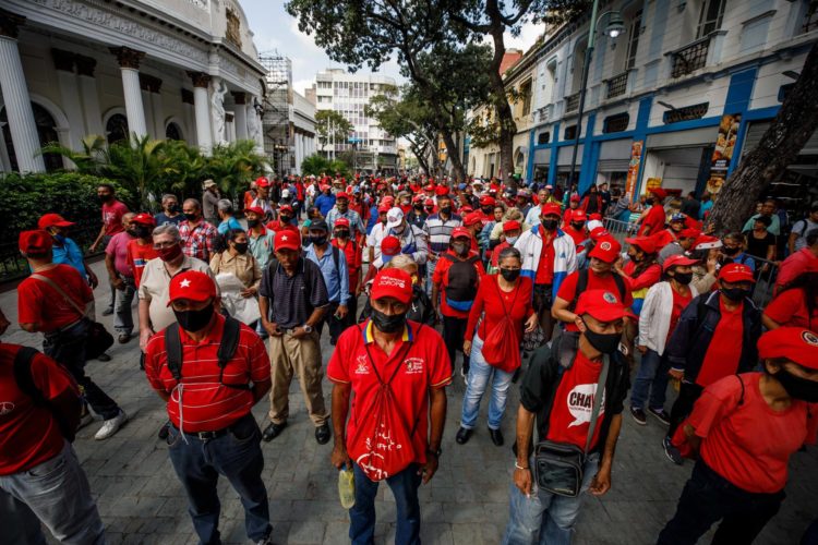 Un grupo de personas participan en una concentración en apoyo a Alex Saab, en las inmediaciones de la Asamblea Nacional, hoy en Caracas (Venezuela). EFE/Miguel Gutiérrez