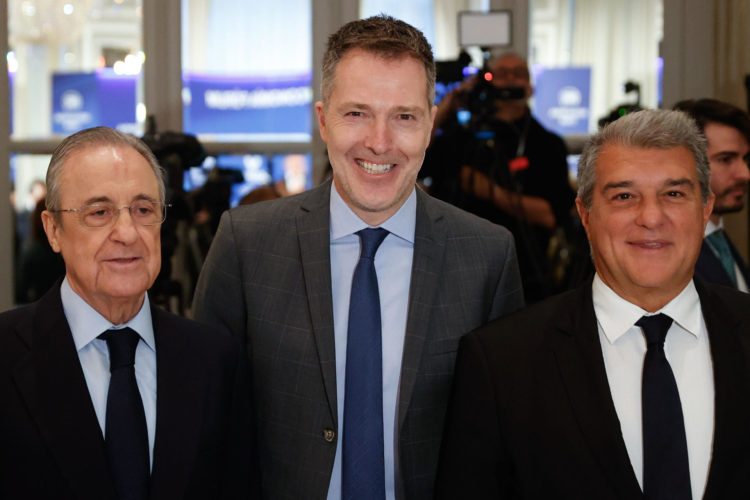 Bernd Reichart, CEO de A22 Sports Management, sociedad promotora de la Superliga, junto a los presidentes del Real Madrid, Florentino Pérez, y del Barcelona, Joan Laporta, en una foto de archivo.EFE/ Mariscal