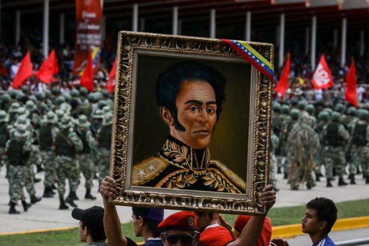 Un simpatizante chavista levanta un cuadro con la imagen del prócer Simón Bolívar, en una fotografía de archivo. EFE/ Rayner Peña
