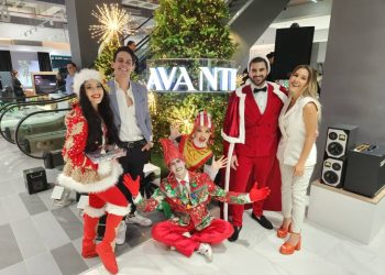 En Avanti ya se vive la magia decembrina con su resplandeciente árbol de navidad