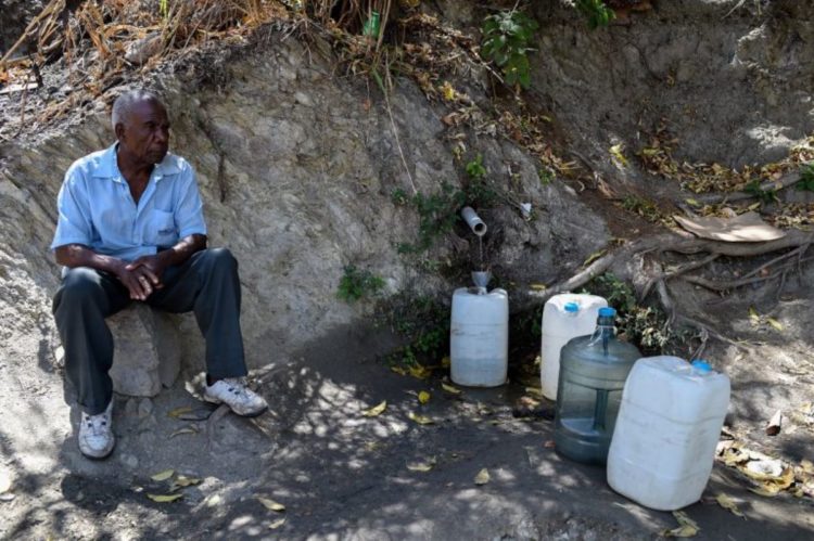 En Carabobo, al problema de la escasez se suma la mala calidad de un agua muy comprometida. Foto AFP/archivo