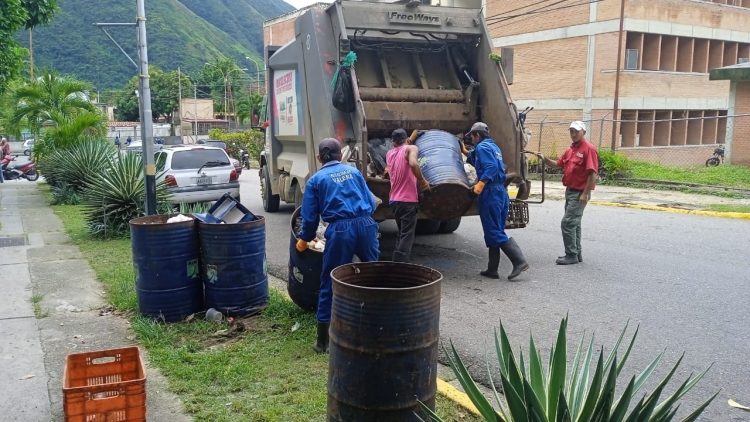 Reanudan recolección de basura en toda Valera. Fotos José Dalton
