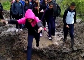 Estudiantes de la parroquia Jají saltan huecos de la vía para llegar a clases