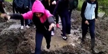 Estudiantes de la parroquia Jají saltan huecos de la vía para llegar a clases