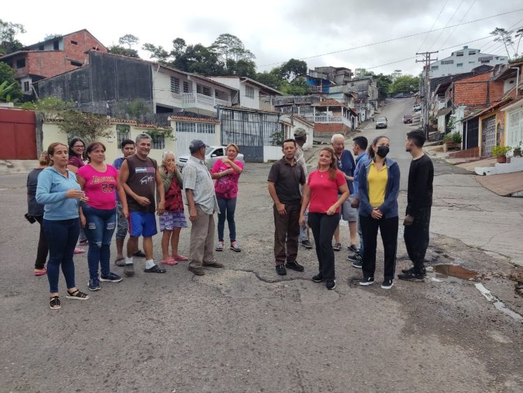 Una cuadrilla de la alcaldía de San Cristóbal realizaron el levantamiento de una alcantarilla, rompieron parte del pavimento y nunca más volvieron.