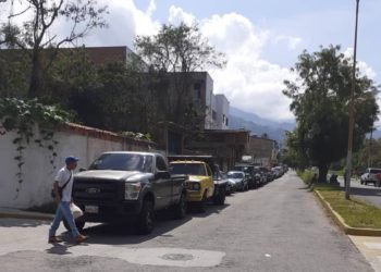 Hasta tres días para conseguir gasolina: Largas colas para surtir combustible en Boconó