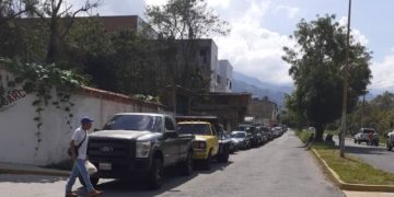 Hasta tres días para conseguir gasolina: Largas colas para surtir combustible en Boconó