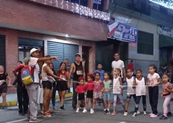 Realizan milla deportiva nocturna en la avenida Bolívar