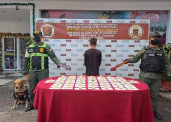 Capturan a sujeto con dediles de drogas