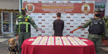 Capturan a sujeto con dediles de drogas