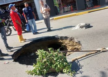 Enorme hueco se abrió en la Avenida Bolívar de Valera