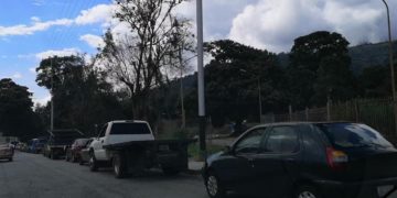 Colas para surtir combustible en Mérida superan los 10 kilómetros