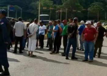 Usuarios de la E/S Las Pulgas protestan para exigir combustible