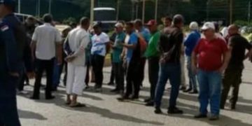 Usuarios de la E/S Las Pulgas protestan para exigir combustible