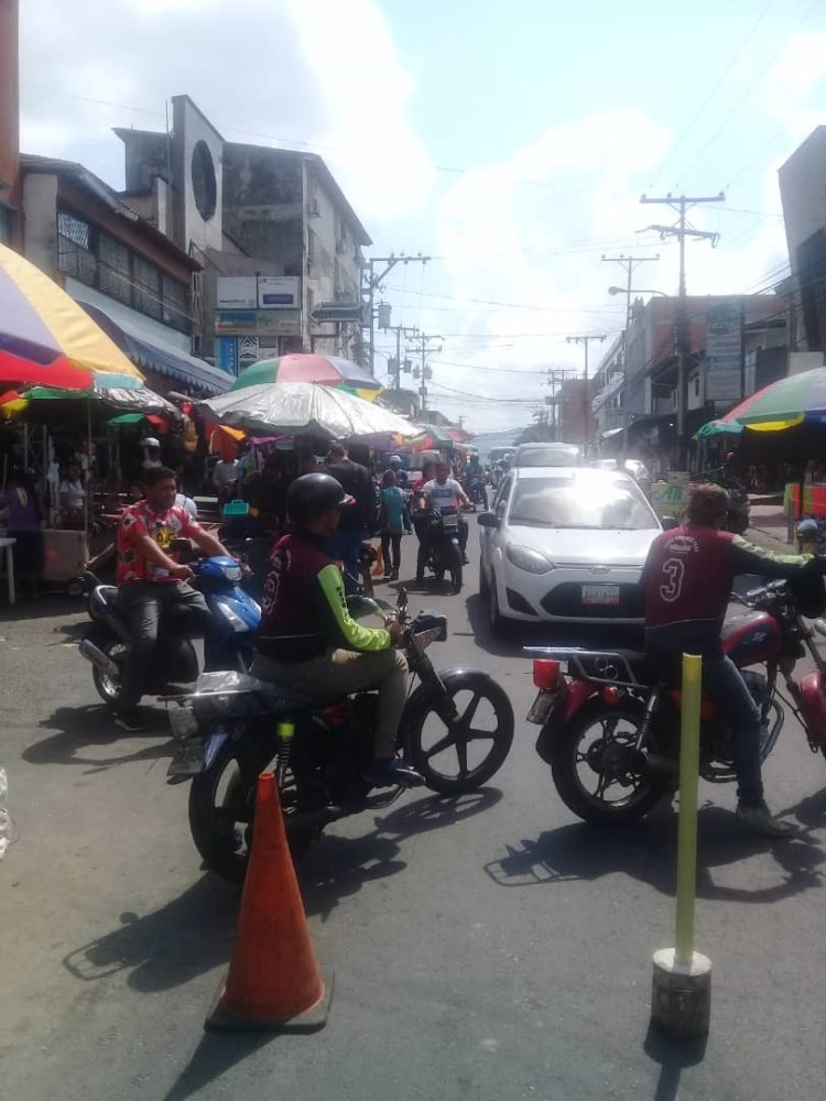 Comerciantes informales llenan las calles y aceras en el centro de El Vigía