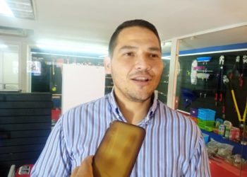 Foto de Enrique Rivera: Javier Guillén comerciantes vigienses en contra de los altos impuestos municipales en Alberto Adriani