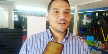 Foto de Enrique Rivera: Javier Guillén comerciantes vigienses en contra de los altos impuestos municipales en Alberto Adriani