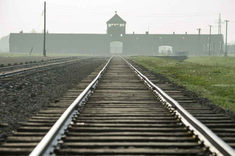 Foto de archivo de la vía ferroviaria que conduce al campo de concentración nazi de Auschwitz, en Oswiecim, Polonia. EFE/DAREK DELMANOWICZ