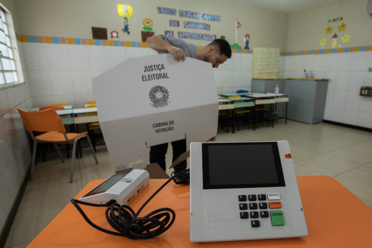 Un inspector electoral instala una máquina de votación electrónica para las elecciones brasileñas, en la ciudad de Brasilia (Brasil), en una fotografía de archivo. EFE/Joédson Alves