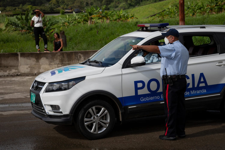 Policías trabajan en un punto de control el 27 de diciembre de 2022, en Caracas (Venezuela). EFE/ Rayner Peña R.
