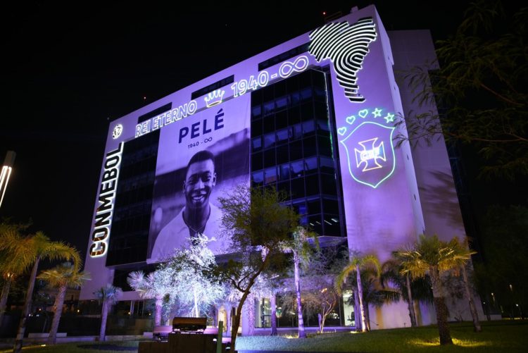 Fotografía cedida por la Conmebol que muestra su fachada iluminada en honor a Pelé, el 29 de diciembre de 2022, en Luque (Paraguay). EFE/Cortesía Conmebol