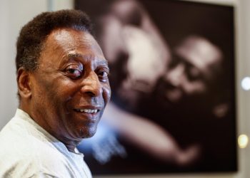 Pelé desea suerte a la selección brasileña desde el hospital