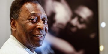 Pelé desea suerte a la selección brasileña desde el hospital