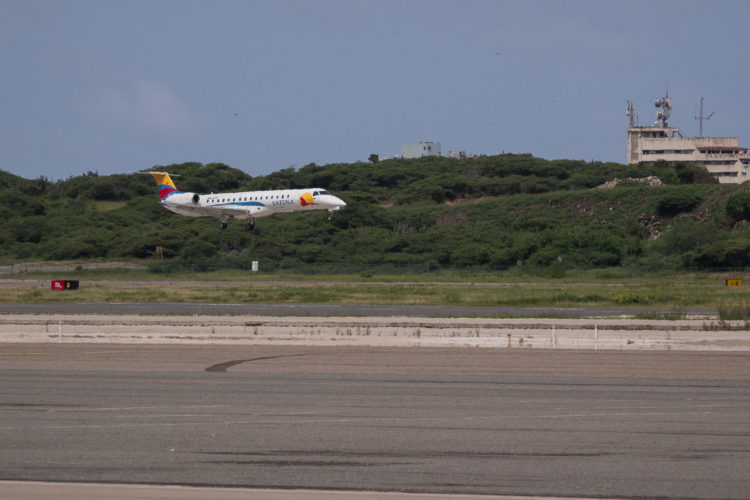 Fotografía de archivo de un avión de la aerolínea colombiana Satena aterrizando en el aeropuerto internacional Simón Bolívar de Maiquetía, hoy en La Guaira (Venezuela). EFE/Rayner Peña R.