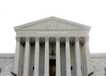 El Supremo de EE.UU. ordena mantener cautelarmente el Título 42