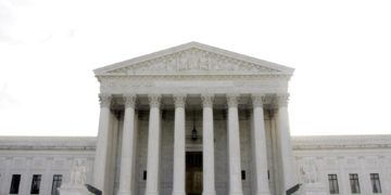 El Supremo de EE.UU. ordena mantener cautelarmente el Título 42