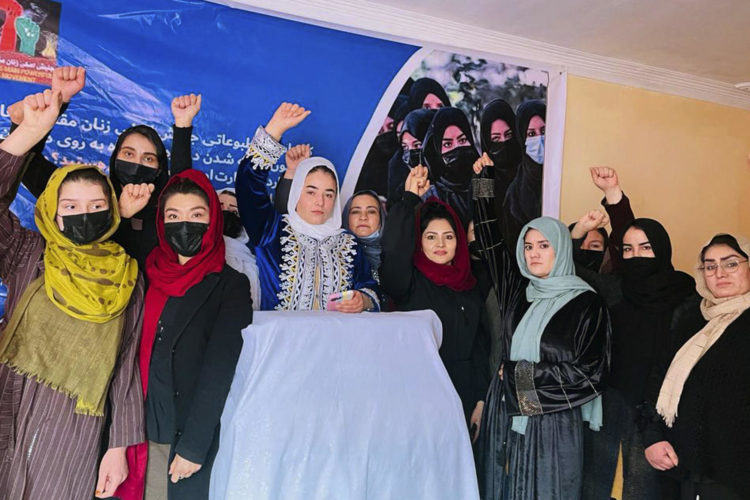 Un grupo de mujeres protesta a puerta cerrada en Kabul contra el veto de los talibanes a la educación femenina universitaria. EFE