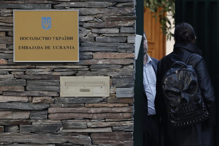 Vista del exterior de la Embajada de Ucrania en Madrid este pasado viernes, cuando llegó un primer paquete sospechoso con ojos de animales. EFE/Sergio Perez