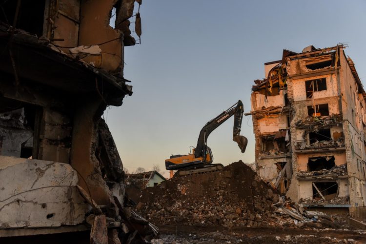 Un tractor trabaja entre los restos de bloques de apartamentos destruidos por un ataque aéreo ruso en marzo en la ciudad de Borobyanka, en la región de Kiev este 14 de diciembre de 2022. EFE/EPA/OLEG PETRASYUK