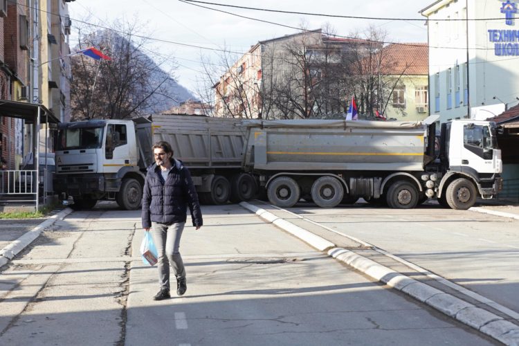 Un residente pasa junto a camiones que bloquean la carretera en la parte norte de Mitrovica, en Kosovo, el 29 de diciembre de 2022. EFE/EPA/STR